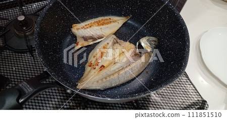將乾竹莢魚放入平底鍋中煎炸 將乾竹莢魚放入平底鍋中煎炸 111851510