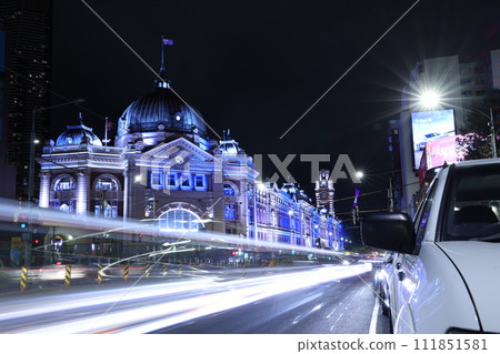 澳洲墨爾本弗林德斯街車站，夜晚在藍白色的燈光下美麗 111851581