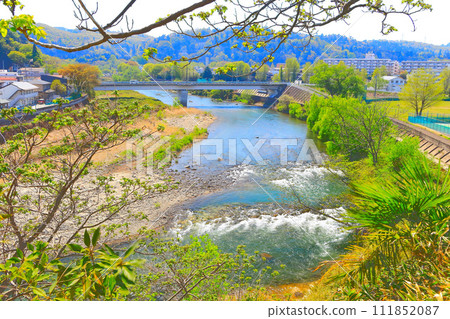 清澈的廣瀨川流經綠意盎然的城市 清澈的廣瀨川流經綠意盎然的城市 111852087
