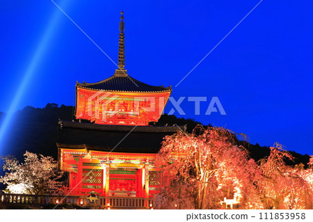 [京都府]清水寺三層塔和西門盛開的櫻花點亮 111853958