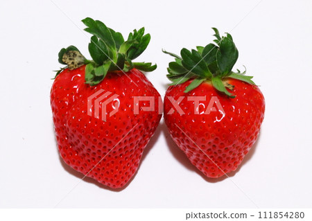 深紅色的草莓 深紅色的草莓 111854280