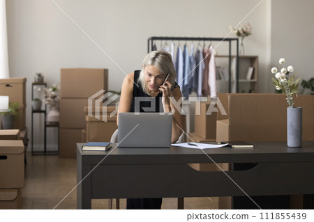 Workflow of drop shipper, small business owner using modern tech 111855439