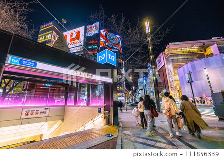 日本東京城市景觀，俯瞰銀座車站和數寄屋橋十字路口。很多人連晚上都來了...=2月18日 111856339