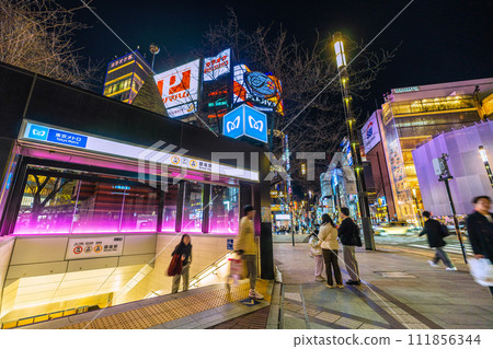 日本東京城市景觀，俯瞰銀座車站和數寄屋橋十字路口。很多人連晚上都來了...=2月18日 111856344