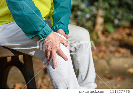 Man suffering from knee pain, knee joint 111857776