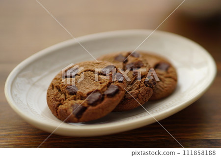 chocolate chip cookie 111858188