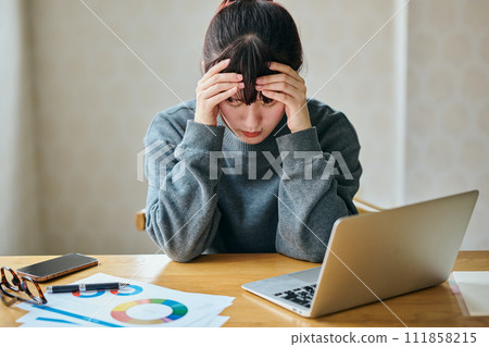 A young woman holding a head 111858215