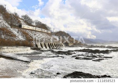 冬季，羽越本線沿著笹川行駛 111858523