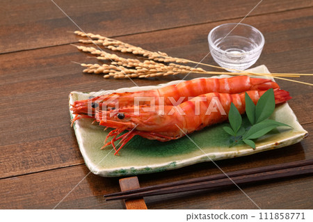 烤大蝦與清酒放在盤子裡 111858771