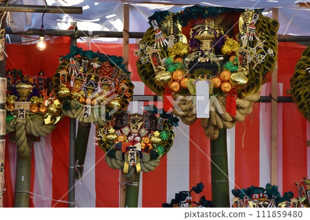 東京銷售新年裝飾品的場景 111859480