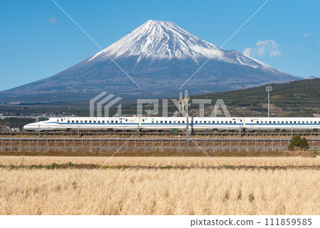 東海道新幹線和富士山的美景 東海道新幹線和富士山的美景 111859585