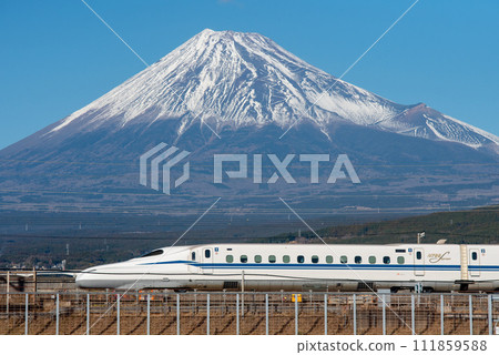 東海道新幹線和富士山的美景 111859588