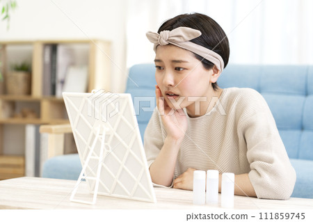 一名年輕女子患有皮膚問題 111859745