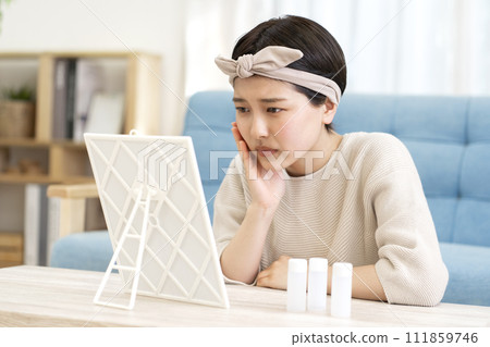 一名年輕女子患有皮膚問題 111859746