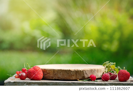 Empty wooden podium 111862607