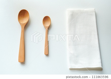 白色背景的木匙和白紗抹布 111863596