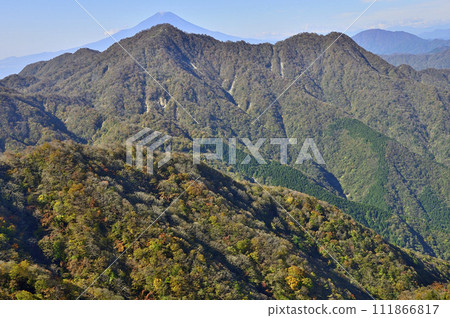 紅葉的丹澤連峰：從日嶽山眺望與富士山重疊的西丹澤檜木泊丸 111866817