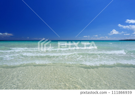 透明度極佳的沖繩伊良部島Wataguchi no Hama Sea 111866939