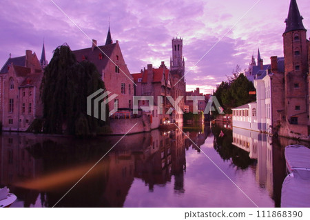 布魯日（布魯日）歷史中心運河反映的城市景觀夜景，比利時世界文化遺產，西歐 111868390