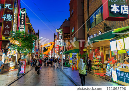 神奈川縣橫濱市橫濱唐人街（唐人街大道）夜景 111868798