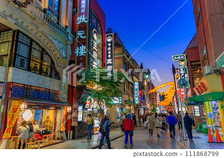 神奈川縣橫濱市橫濱唐人街（唐人街大道）夜景 111868799