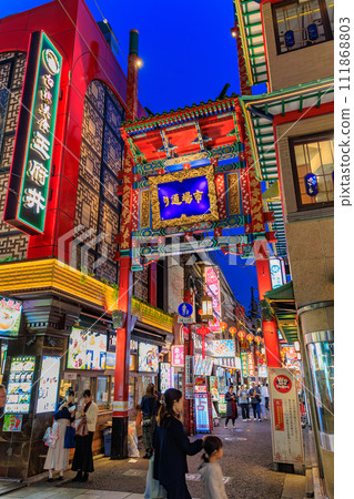 神奈川縣橫濱市橫濱唐人街（唐人街大道）夜景 111868803