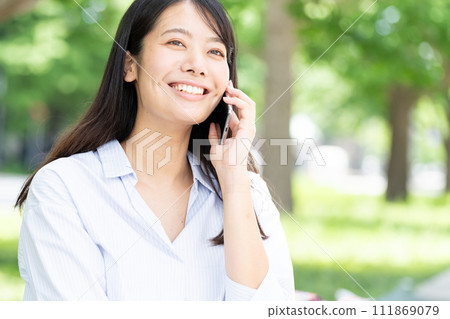 談話在智能手機的少婦 111869079