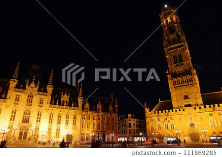 Night view of Market Square in the center of Bruges (Brugge) historic center, a world cultural heritage site in Belgium in Western Europe 111869285