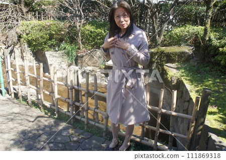 旅遊目的地的年輕高個子女人 111869318