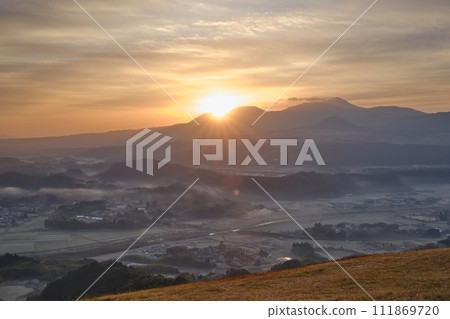 霧島朝陽照亮的魚野飛行區風景 111869720