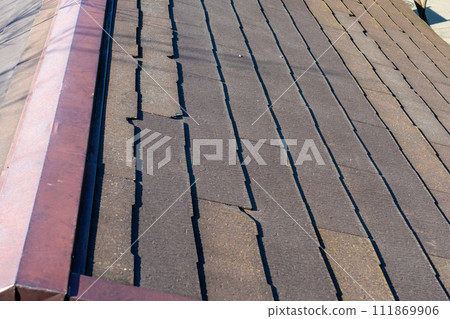 損壞的石板屋頂 111869906