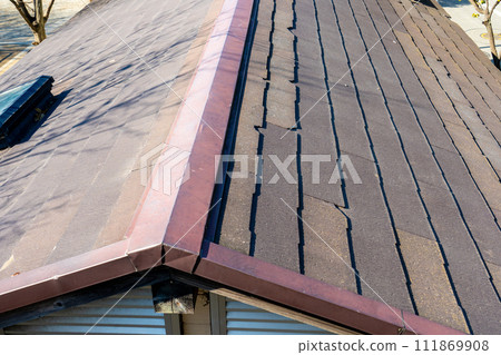 損壞的石板屋頂 損壞的石板屋頂 111869908