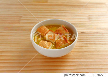 一碗玉米湯和切片吐司 一碗玉米湯和切片吐司 111870279