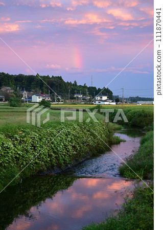 彩虹和鄉村風景 彩虹和鄉村風景 111870441