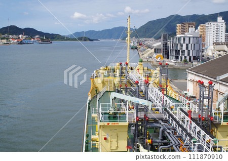 View of Onomichi Port where ships are anchored 111870910