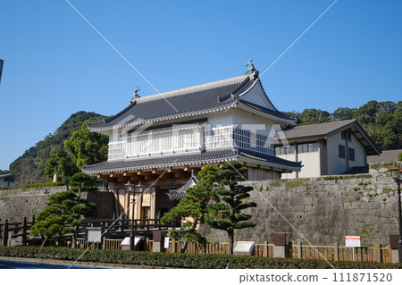 陽光明媚的日子里米羅蒙的美麗景色 111871520