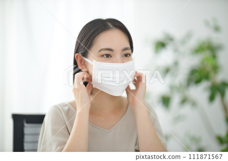 戴著面具在辦公室的年輕女商人 戴著面具在辦公室的年輕女商人 111871567