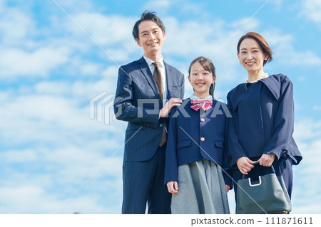 新生、新生活、家庭、父母和孩子 新生、新生活、家庭、父母和孩子 111871611