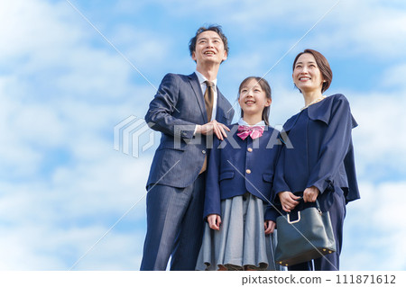新生、新生活、家庭、父母和孩子 111871612