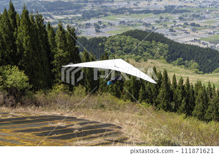 Blue sky and hang glider 111871621