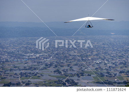 Blue sky and hang glider 111871624