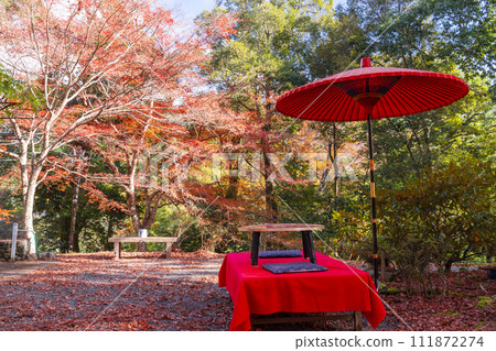 京都高雄的秋天，神護寺的道路、硯台、凳子和戶外棗傘 111872274