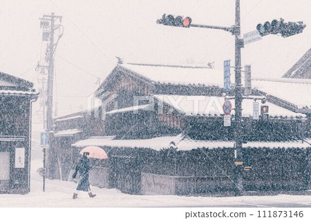 Kanazawa residents living with snow 111873146