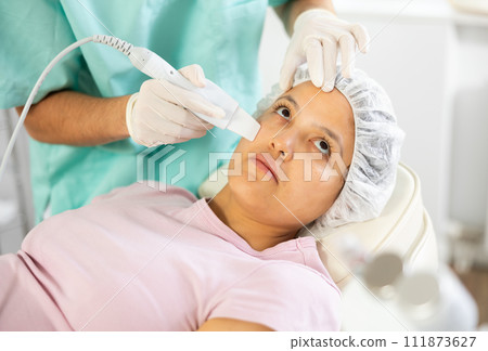 utilizing skin scrubber device utilizing skin scrubber device 111873627