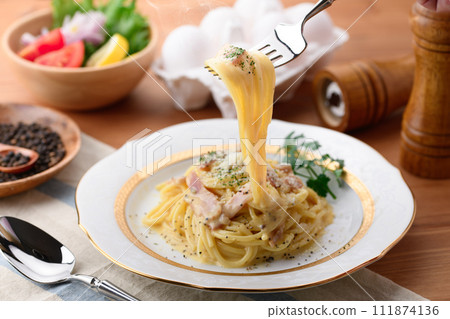 carbonara spaghetti 111874136