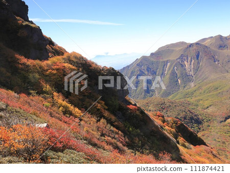 Autumn leaves of Kokonoe mountain range 111874421