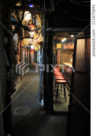 Yokocho izakaya, back alley drinking bar, counter 111875693