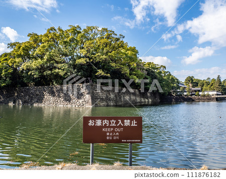 故宮內護城河內設置的告示牌【護城河內禁止入內】 111876182