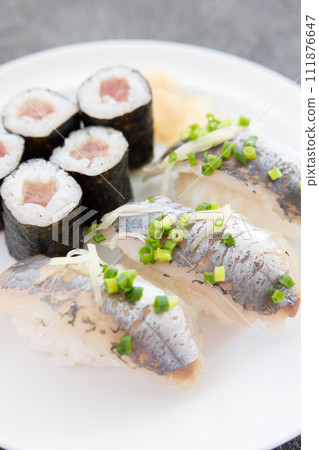 美味的鐵捲和竹莢魚握壽司 111876647