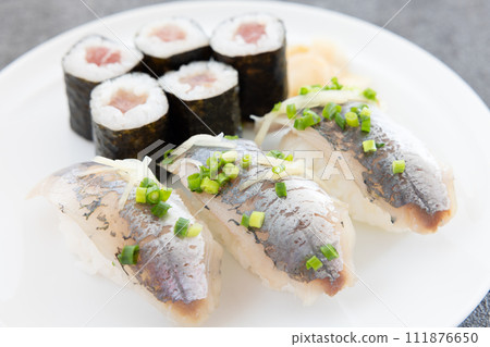 美味的鐵捲和竹莢魚握壽司 111876650
